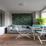 Urban Oasis With Free Parking